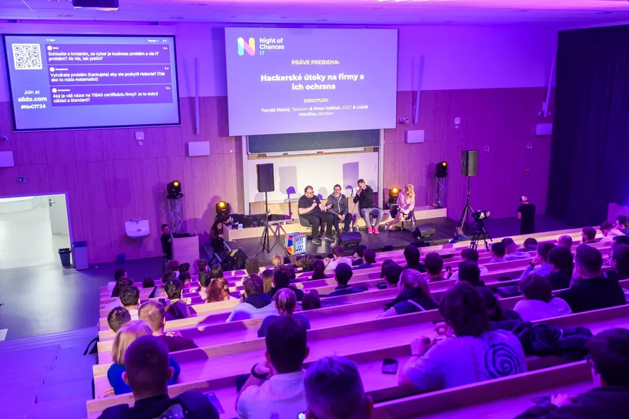 Plná prednášková sála a diskusia na Night of Chances 2024